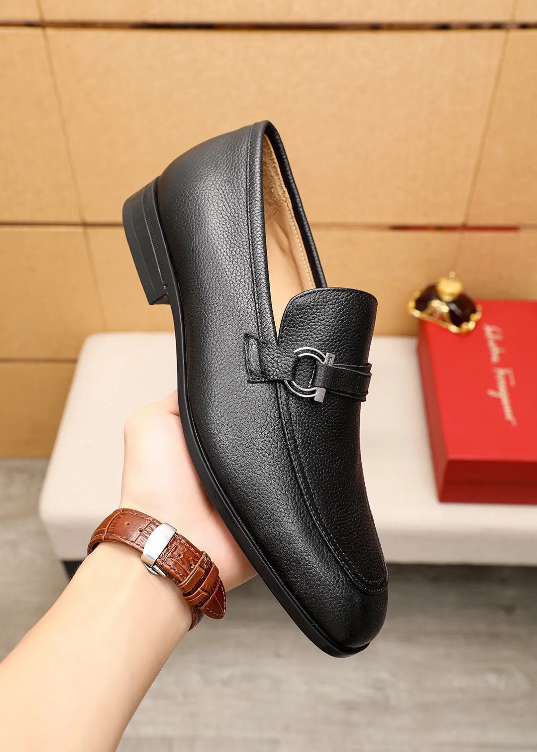 Men's shoes 💰480 💐 Product trademark: Ferragamo "Ferragamo" casual leather shoes Regular size: 38-44 (45🉑️customized) Product materials: Selected imported first-layer pebbled cowhide leather upper + luxury hardware buckle, imported water-dyed cow leather lining. Strong three-dimensional visual effect, original rubber outsole Color: 3⃣️seed leather materials available